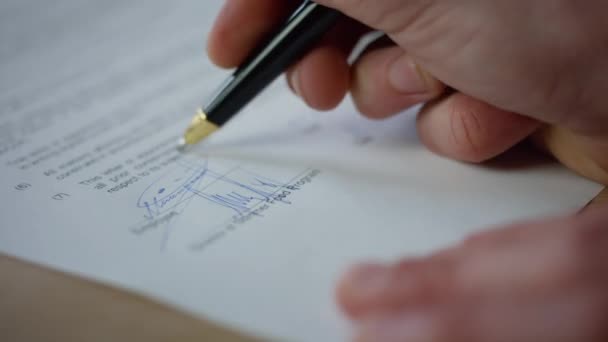 Ręce Podpisują Oficjalny Dokument Bliska Nieznany Przedsiębiorca Piszący Podpis Papierze — Wideo stockowe