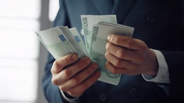Manos Financieras Que Sostienen Denominación Moneda Europea Cien Cerca Hombre — Vídeos de Stock