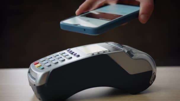 Pago Sin Contacto Por Terminal Bancaria Utilizando Teléfono Inteligente Moderno — Vídeo de stock