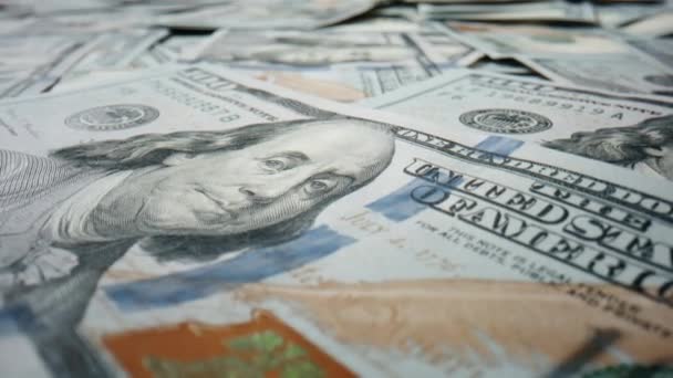 Крупный План Банкноты Сто Долларов Лежащие Большой Куче Американской Валюты — стоковое видео