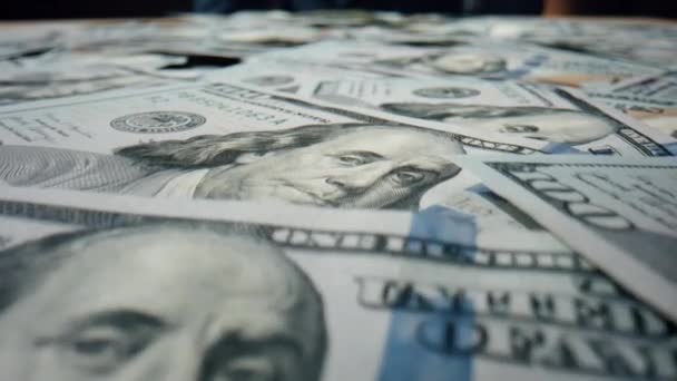 数百ドルの紙幣を閉じます 紙幣はアメリカの通貨であり ベンジャミン フランクリンのイメージは大きなヒープに横たわっていた 机の表面に広がる使用現金のマクロビュー 貨幣金融の概念 — ストック動画