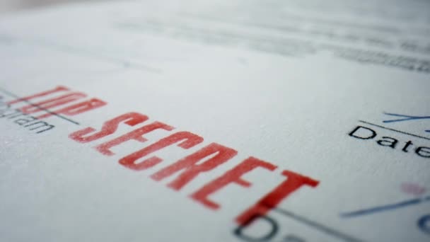 Крупный План Подписывает Совершенно Секретный Документ Макропредставление Красного Штампа Запрете — стоковое видео