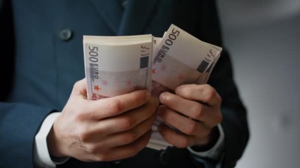 Мужчина Руками Считает Европейские Банкноты Закрытом Помещении Неизвестный Успешный Бизнесмен — стоковое видео