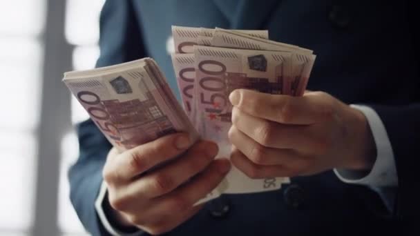 在现代办公室里 衣帽匠手里拿着500欧元的钞票 未知的业务经理从公司投资中计算了大量欧元钞票 财政上的成功利润概念 — 图库视频影像