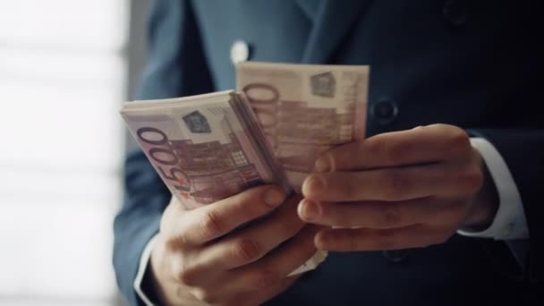 男工在室内近距离计算欧元钞票 身穿黑色西服的身份不明的优雅商人 数着面值为500欧元的纸币 投资概念 — 图库视频影像