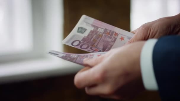 Предприниматель Руководит Расчетом Наличных Евро Сделки Офисе Крупным Планом Неизвестный — стоковое видео
