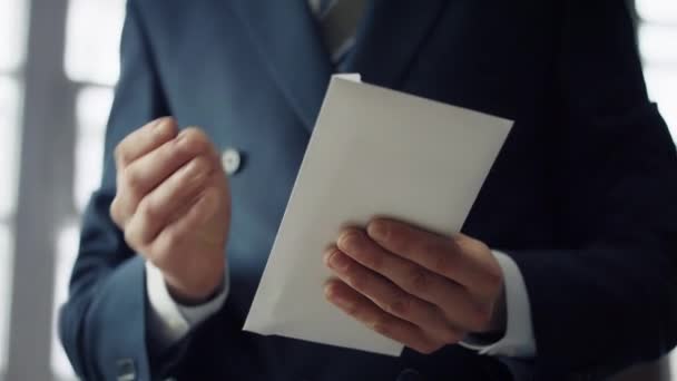 Muž Ruce Drží Úplatek Obálku Obsahující Eurohotovost Kanceláři Zblízka Neznámý — Stock video