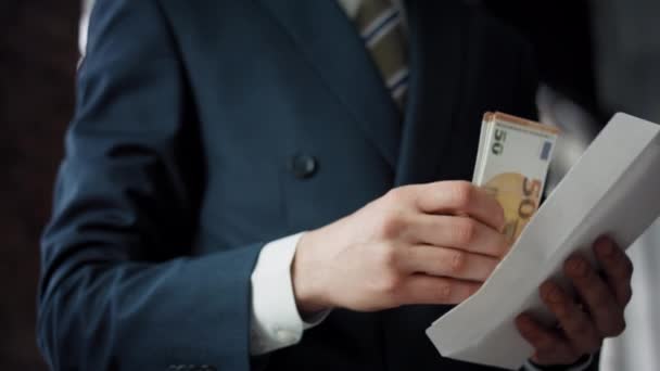 Мужские Руки Кладут Наличные Евро Белый Конверт Закрытом Помещении Неизвестный — стоковое видео
