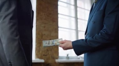 İş adamı ofis iş ortaklarına para veriyor. Yakın plan. Bilinmeyen satıcı rüşvetle rüşvet alıyor. Yasadışı anlaşma kirli para suç kavramı.