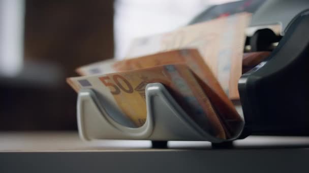 Nowoczesny Elektroniczny Licznik Banknotów Euro Nominale Pięćdziesięciu Zbliżeń Automatyczna Maszyna — Wideo stockowe