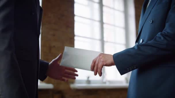 Business Men Exchange Envelope Concluding Successful Deal Office Meeting Closeup — Vídeo de Stock