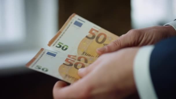 知られていないビジネスマンユーロ紙幣のパックを屋内で閉じます 人はヨーロッパの通貨紙幣を数える 若いマネージャーが現金を計算する 事業収入金融経済の概念 — ストック動画