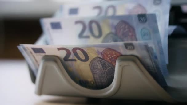 紙幣の自動カウンターヨーロッパ通貨が閉じます マクロビューは 電子銀行機器によって計算20ユーロの紙幣の宗派 現代の現金計算機 — ストック動画