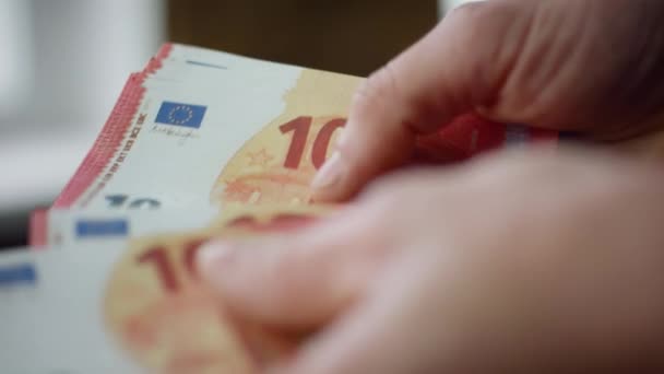 Mann Reicht Berechnenden Euro Bargeldwert Von Zehn Aus Nächster Nähe — Stockvideo