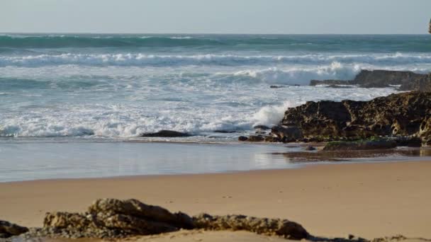 Ocean Crashing Rocky Beach Sunny Day White Foamy Waves Rolling — 图库视频影像