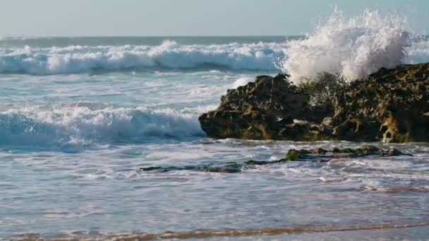 White Waves Crashing Rocks Sunny Morning Storming Ocean Landscape View — Vídeo de Stock