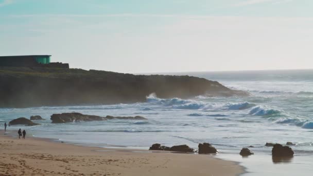 Güneşli Bir Sabahta Okyanus Suyu Plajı Yıkıyor Güzel Kıyı Şeridi — Stok video
