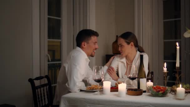 Γλυκό Ζευγάρι Που Μιλάει Στο Ρομαντικό Βραδινό Κοντινό Σπίτι Χαμογελαστή — Αρχείο Βίντεο