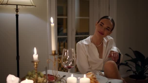 Señora Sonriente Coqueteando Cena Romántica Cerca Elegante Coquet Mujer Apartamento — Vídeo de stock