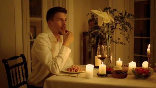 Talking Man Eating Served Evening Table Close Gesturing Guy Telling — Stockvideo