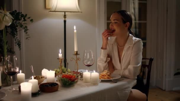 Femme Détendue Manger Restaurant Rendez Vous Soir Fermer Dame Calme — Video