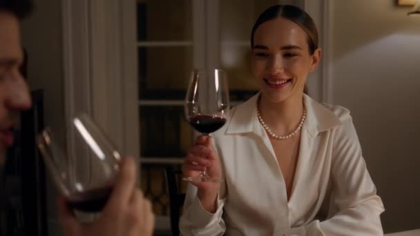 Usmívající Rodina Testuje Alkohol Při Romantické Večeři Detailně Veselá Žena — Stock video