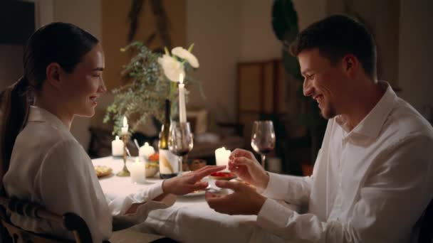 Glad Kille Med Förlovningsring Kvällsrummet Kärleksfull Kvinna Som Säger Romantisk — Stockvideo
