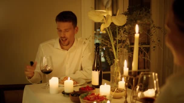 Gesterande Kille Chattar Romantisk Middag Närbild Positiv Man Talar Med — Stockvideo