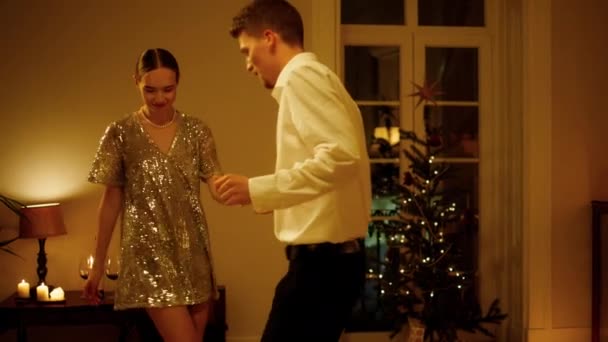 Ρομαντικό Ζευγάρι Χορεύει Χριστουγεννιάτικο Δέντρο Εσωτερικό Closeup Παιχνιδιάρης Γυναίκα Άντρας — Αρχείο Βίντεο