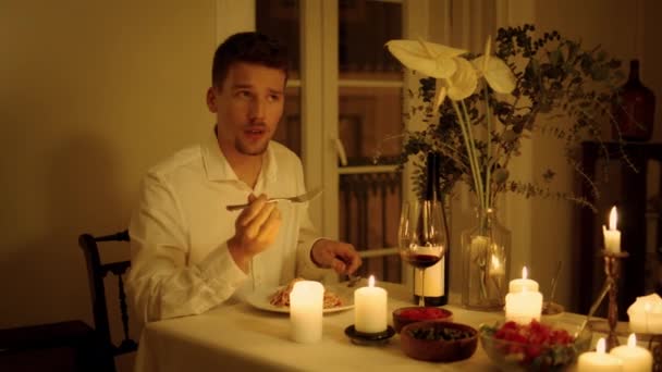 Interested Guy Communicating Romantic Evening Close Brunette Man Holding Fork — Vídeos de Stock