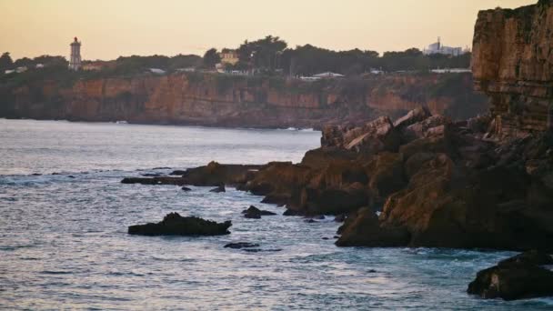 清晨岩石海岸线景观 日出前的宁静岛 平静的海浪在平静的夜晚荡漾着洗刷的悬崖 Idyllic海滨度假旅游目的地概念 — 图库视频影像