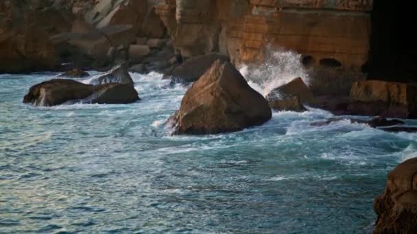 夏天海浪冲刷着悬崖 危险的海滨自然之美在流动 美丽的泡沫般的大海冲击着岩石海岸 户外探险海滨旅行概念 — 图库视频影像