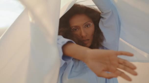 Çekici Genç Bir Kadın Kumlu Çölde Şişmiş Beyaz Kumaş Içinde — Stok video