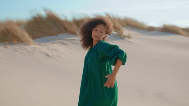 Afroamerykanka Pasją Tańcząca Pustynnym Piasku Letnim Wietrznym Dniu Elastyczna Młoda — Wideo stockowe