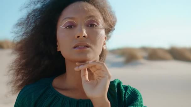 Portret Afrykańskiej Młodej Kobiety Jasnym Nowoczesnym Makijażem Występującej Pustyni Poważnie — Wideo stockowe