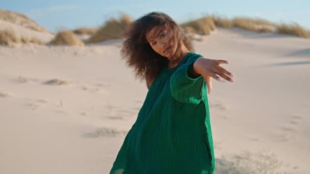 Afrikansk Amerikansk Söt Flicka Artist Dansar Freestyle Sommaren Öken Närbild — Stockvideo