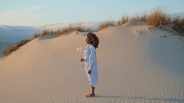 Ηρεμία Χαλαρή Γυναίκα Κρατώντας Ένα Λουλούδι Στέκεται Στην Άμμο Της — Αρχείο Βίντεο