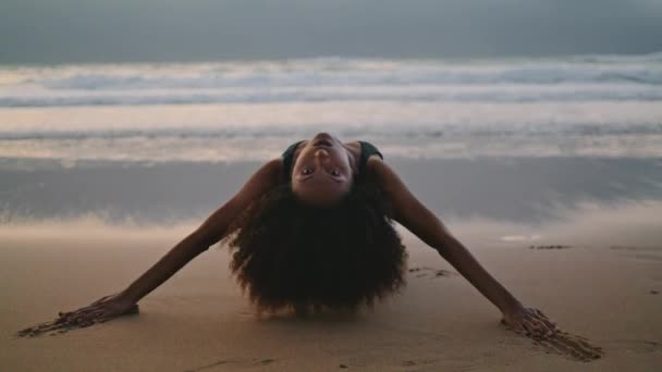 Sexig Kvinnlig Dansare Som Utför Sensuella Rörelser Stranden Liggande Sand — Stockvideo