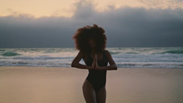 Σιλουέτα Του Λεπτή Ευέλικτη Γυναίκα Εκτελεί Χορό Κοιλιά Στην Παραλία — Αρχείο Βίντεο
