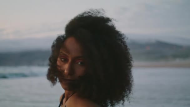 Porträtt Afrikansk Amerikansk Förförisk Kvinna Som Dansar Stranden Vid Sommarskymningen — Stockvideo