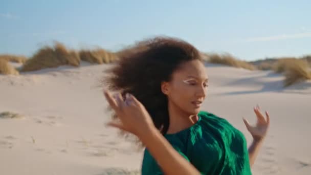 สาวแอฟร นอเมร นแสดงออกการเต วมสม ทะเลทรายฤด อนใกล งสาวอารมณ นเขาสวมช กเต นหญ — วีดีโอสต็อก
