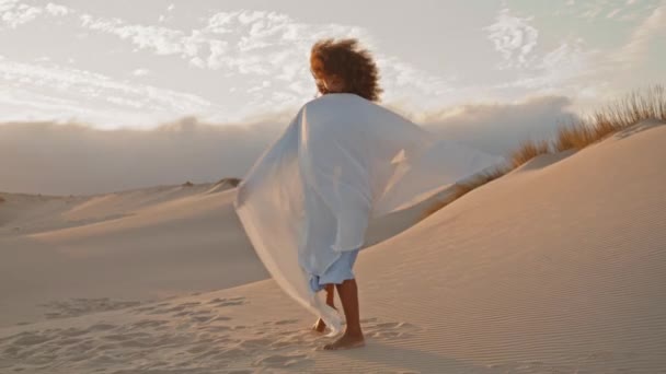 Συναισθηματική Νεαρή Γυναίκα Κυματίζει Φτερουγίζοντας Λευκό Πανί Χορεύοντας Αμμόλοφους Καλοκαιρινό — Αρχείο Βίντεο