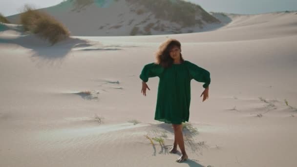 Attraktive Inspirierte Tänzerin Die Sich Wunderschön Schwarzen Kleidern Auf Wüstendünen — Stockvideo