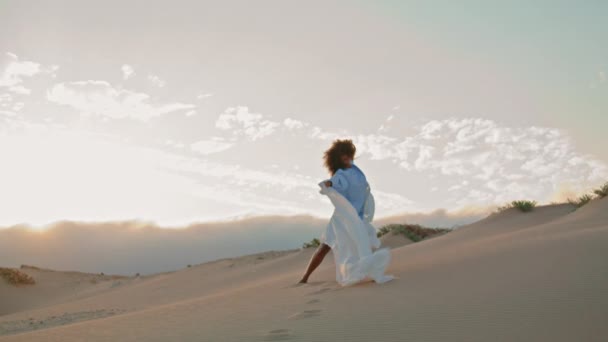 Ταλαντούχος Νεαρός Ερμηνευτής Κορίτσι Χορεύει Φτερουγίζει Λευκό Ύφασμα Στο Ηλιοβασίλεμα — Αρχείο Βίντεο