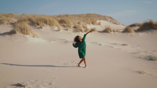Mujer Sensual Joven Realizando Danza Emocional Desierto Caliente Solo Deportiva — Vídeos de Stock