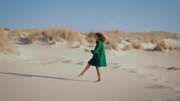 Jeune Femme Souple Dansant Danse Moderne Dans Les Dunes Désert — Video