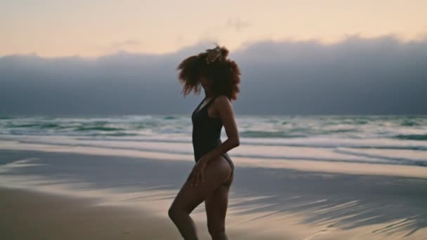 Afrikansk Amerikansk Tjejartist Dansar Dyster Strand Sommarkvällen Flexibel Ung Kvinna — Stockvideo