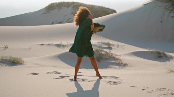 Όμορφη Συναισθηματική Γυναίκα Χορεύει Στους Αμμόλοφους Της Ερήμου Καλοκαιρινός Άνεμος — Αρχείο Βίντεο