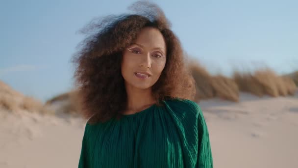 ภาพของสาวแอฟร นอเมร นสวยย มในว นฤด อนทรายทะเลทราย งสาวท เสน วยการแต งหน — วีดีโอสต็อก
