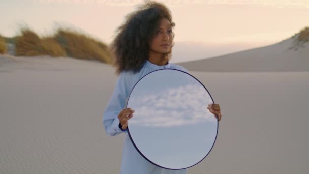 Belle Femme Afro Américaine Tenant Miroir Rond Sable Désert Crépuscule — Video